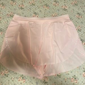 Lululemon find your pace shorts in strawberry milkshake color. Size 6